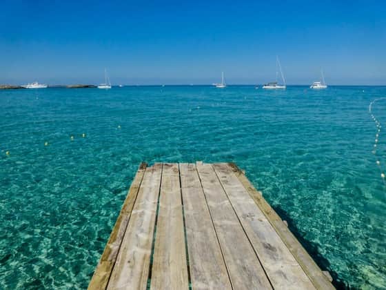 Acantilado y aguas cristalinas vistos desde la orilla en Formentera