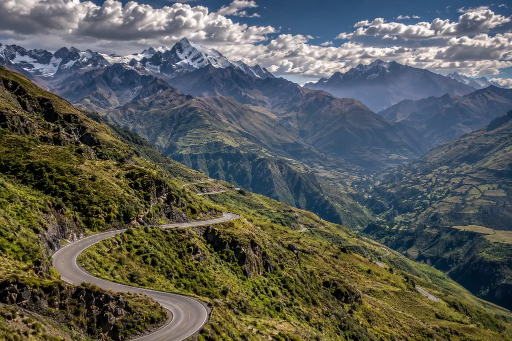 Carretera de montaña serpenteando entre valles andinos (imagen generada con AI)