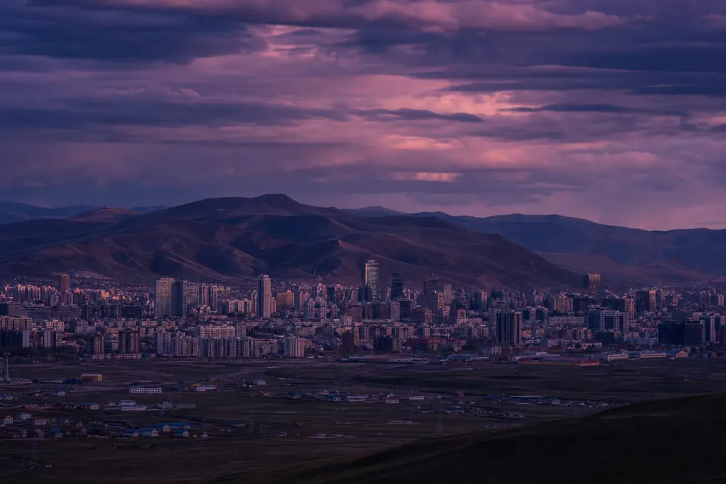 Vista de Ulán Bator con las colinas que la rodean al atardecer (imagen generada con AI)