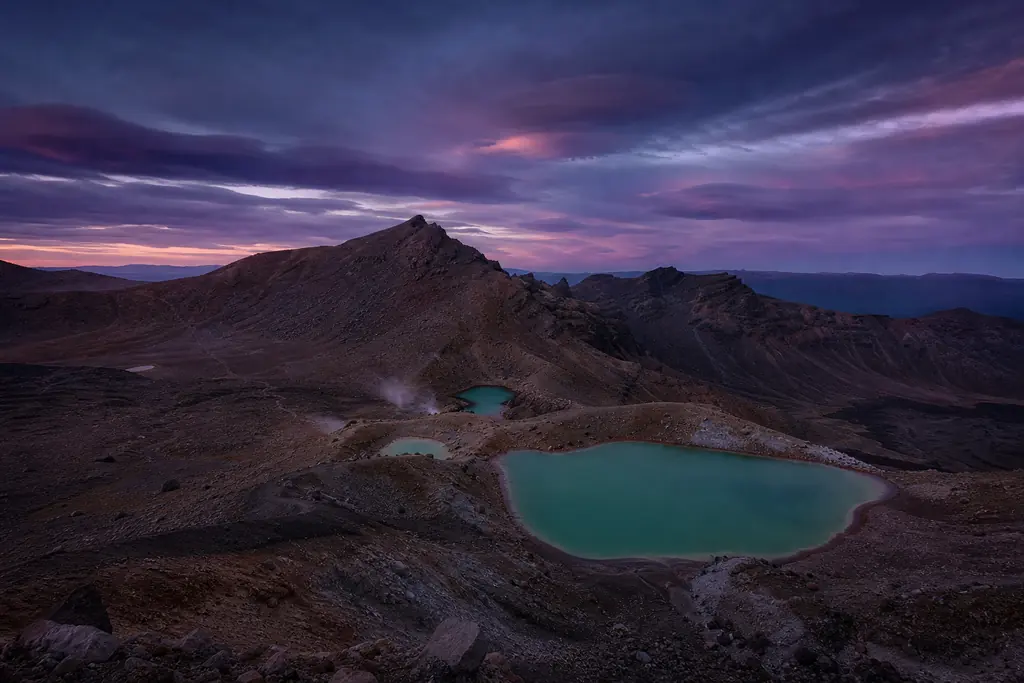 Cráter rojo y lagos esmeralda del Tongariro Alpine Crossing al atardecer